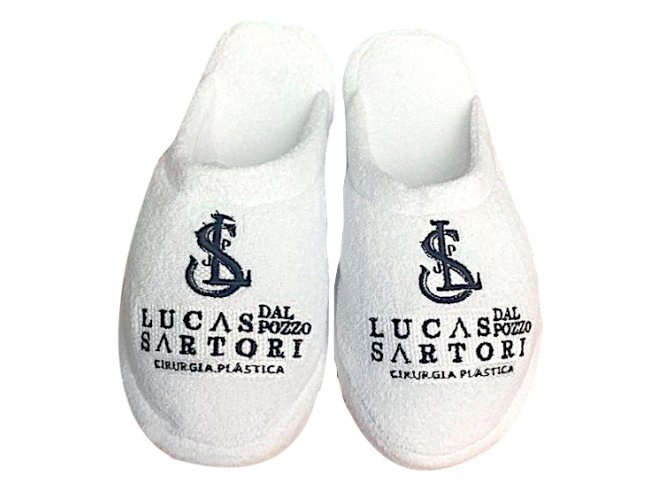 https://www.personalizaveis.com.br/content/interfaces/cms/userfiles/00412/produtos/pantufas-personalizadas-pantufas-bordadas-pantufas-estampadas-chinelos-de-hospital-chinelos-de-hote-320.jpg