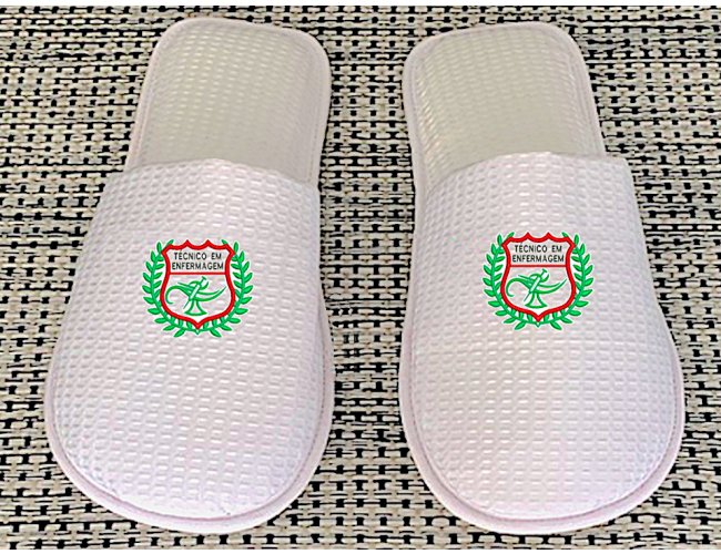 https://www.personalizaveis.com.br/content/interfaces/cms/userfiles/00412/produtos/pantufas-personalizadaschinelo-de-hospital-pantufas-bordadaspantufas-estampadaspantufas-casamenobri-620.jpg