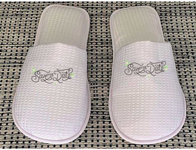 https://www.personalizaveis.com.br/content/interfaces/cms/userfiles/00412/produtos/pantufas-personalizadaschinelo-de-hospital-pantufas-bordadaspantufas-estampadaspantufas-casamenobri-747.jpg