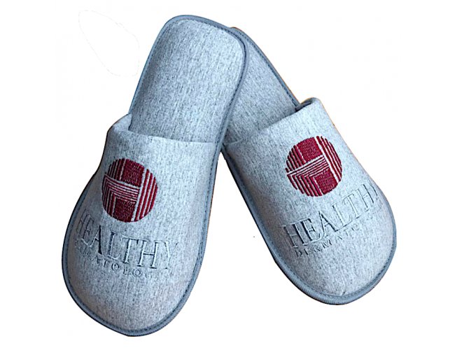 https://www.personalizaveis.com.br/content/interfaces/cms/userfiles/00412/produtos/pantufas-personalizadaschinelo-de-hospital-pantufas-bordadaspantufas-estampadaspantufas-casamenobri-773.jpg