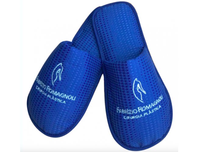 https://www.personalizaveis.com.br/content/interfaces/cms/userfiles/00412/produtos/pantufas-personalizadaschinelo-de-hospital-pantufas-bordadaspantufas-estampadaspantufas-casamenobri-857.jpg